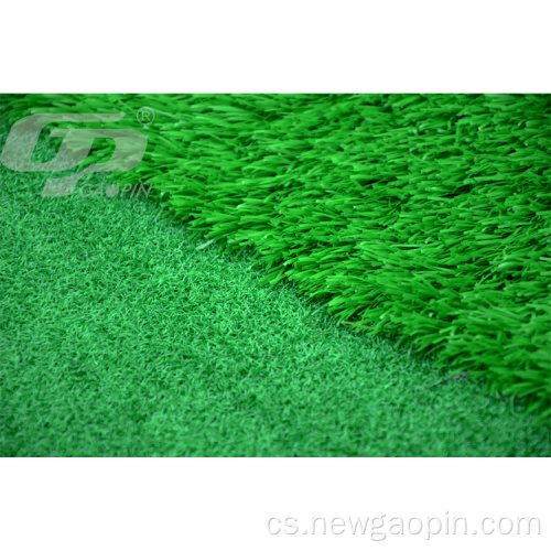 Golf ze syntetické trávy s zelenou golfovou vlajkou